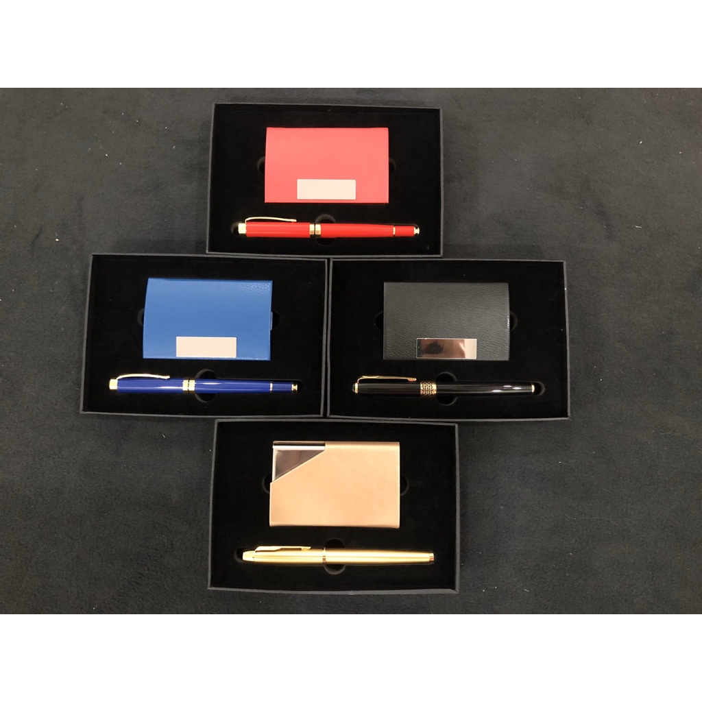 Bộ quà tặng hộp card da và bút ký cao cấp tặng kèm theo hộp đựng set siêu sang trọng. Bộ quà khắc tên theo yêu cầu