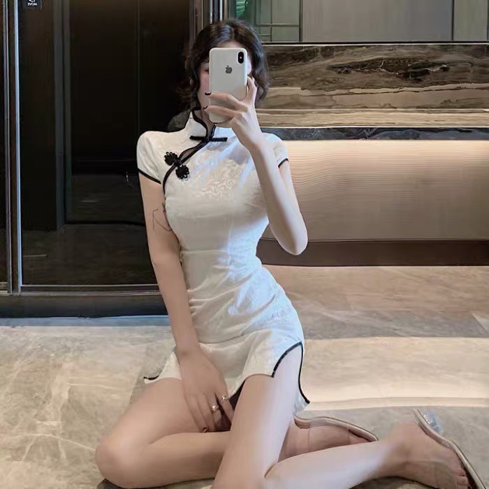 Sườn Xám Trắng có Hoa Văn ẩn Tôn Dáng