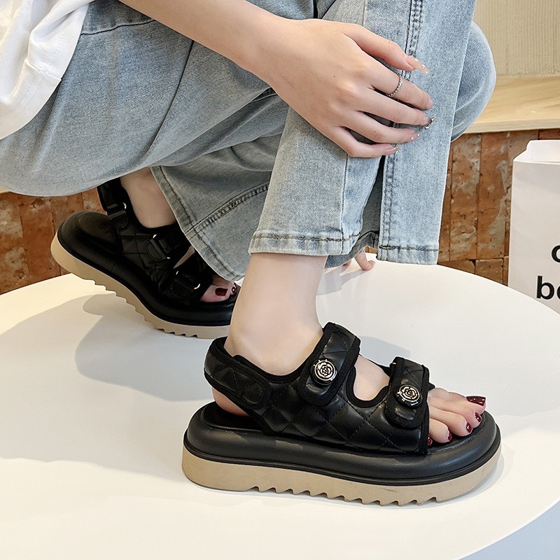 Giày sandal nữ chất da đế răng cưa 4 cm huy hiệu hoa màu trắng kem/đen