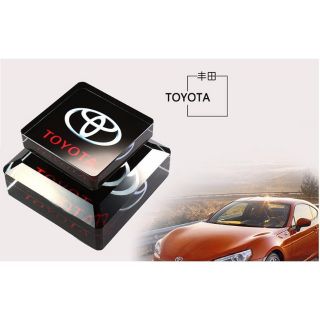 Nước hoa đặt taplo ô tô-lọ pha lê