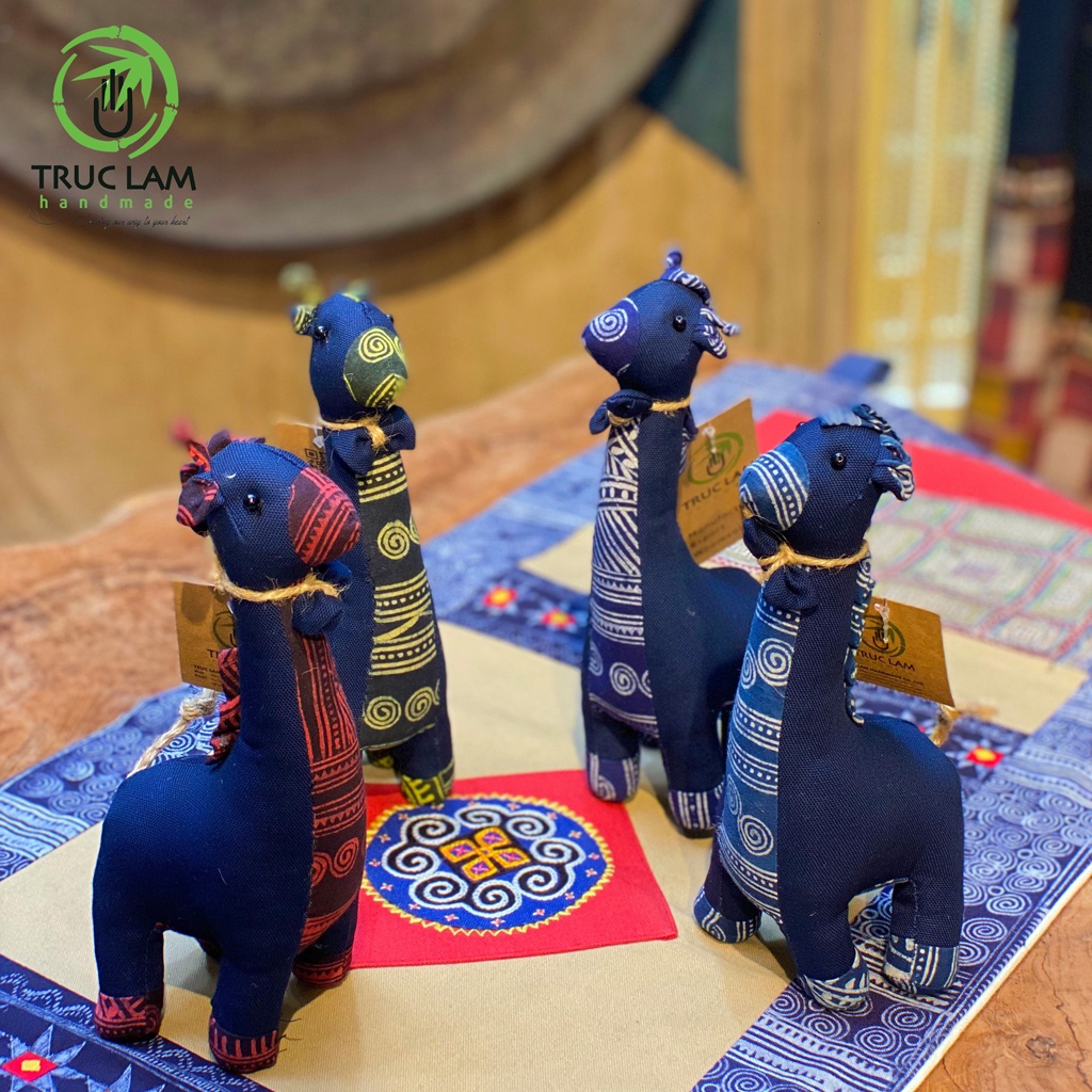 Đồ Chơi Cho Bé Thú Nhồi Bông Hình Con Hươu Cao Cổ Vải Thổ Cấm Sáp Ong Bông Gòn Cao Cấp – Trúc Lâm Handmade