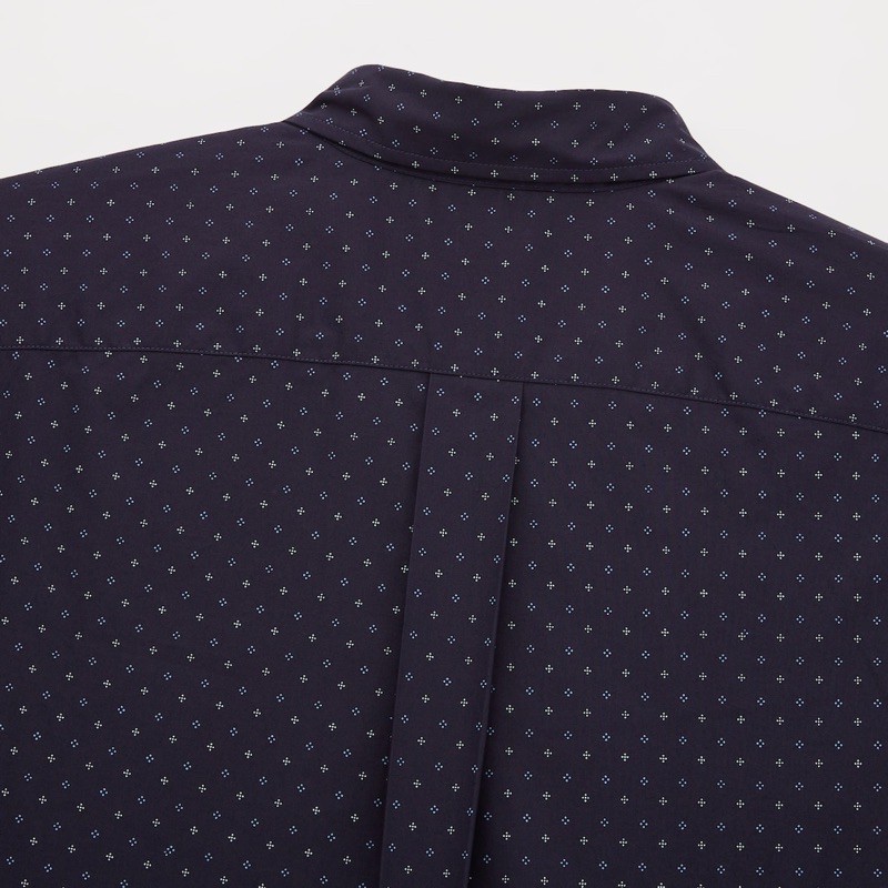 Áo sơ mi dài tay chấm sao thời trang, thanh lịch của UNIQLO
