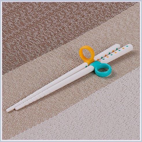 Đũa tập gắp SERIA xỏ ngónCHÍNH HÃNG giúp bé làm quen và thành thạo với việc dùng đũa