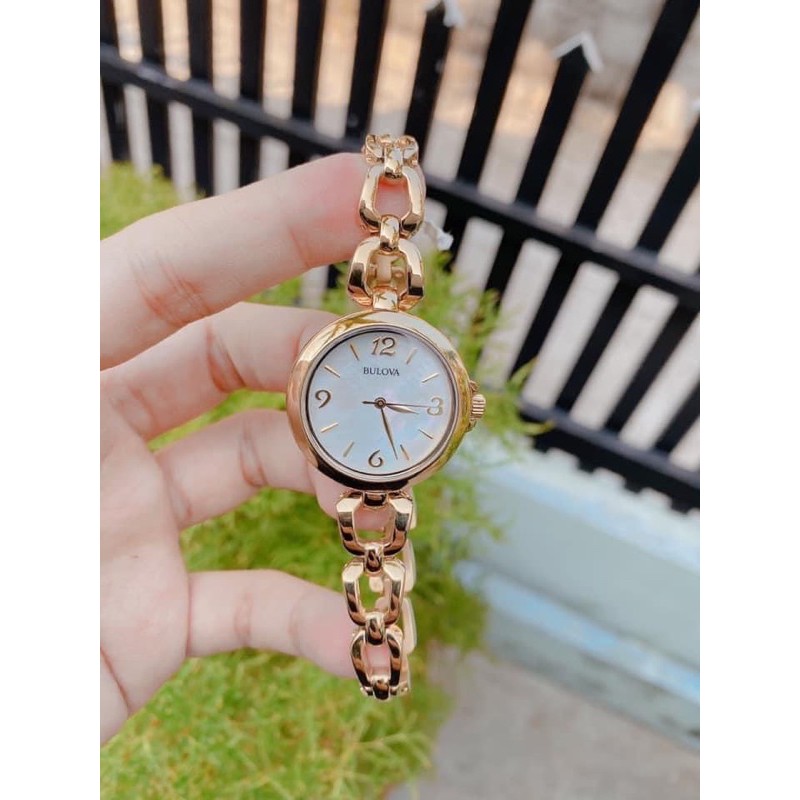 Đồng hồ nữ Bulova .
