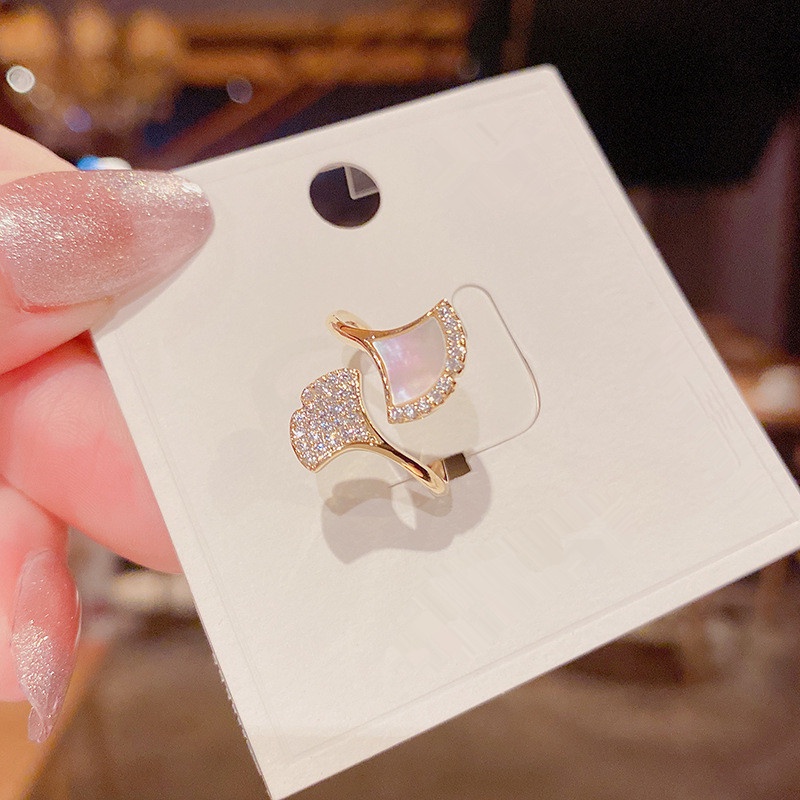 Nhẫn etrendy mạ vàng hình dẻ quạt đính đá zircon sang trọng