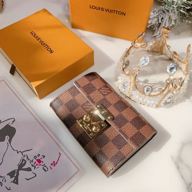 Ví V khoá sập (fullbox ảnh thật) | BigBuy360 - bigbuy360.vn