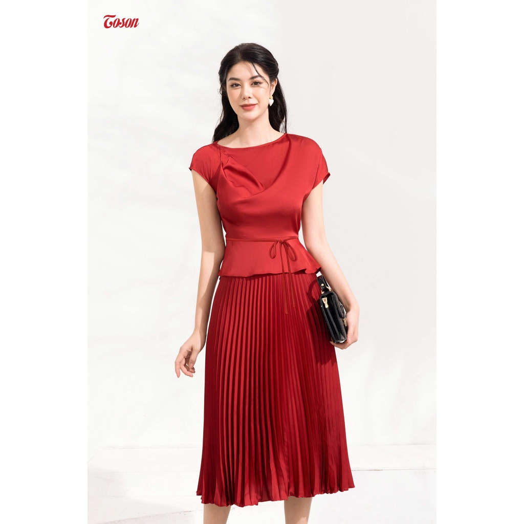 Bộ đồ lụa đỏ đô: Áo cổ đổ lệch + Chân váy dập ly Toson B1386D82