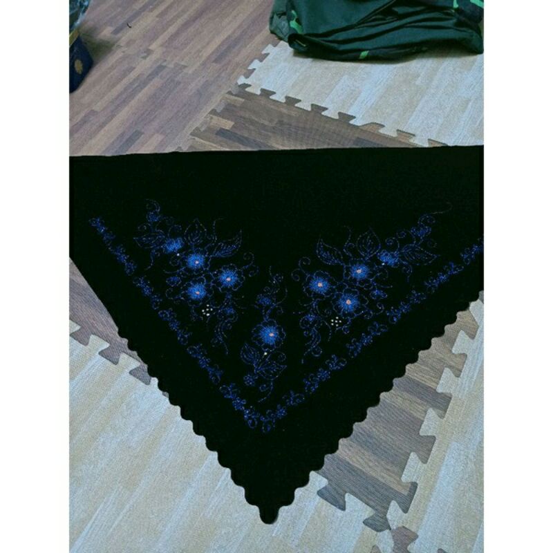 Khăn nhung hoa cho bà già