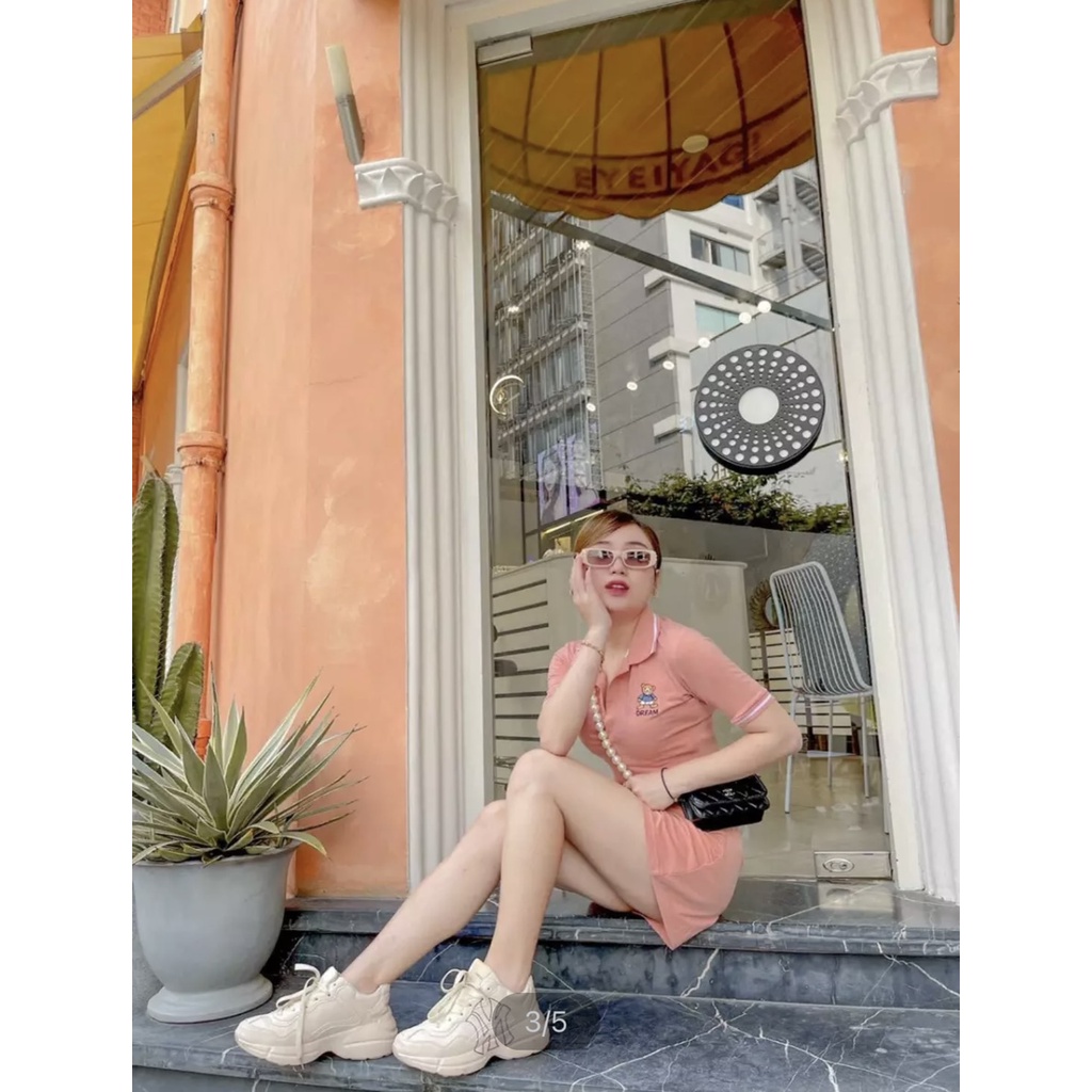 Đầm polo thêu gấu tay ngắn xẻ đùi