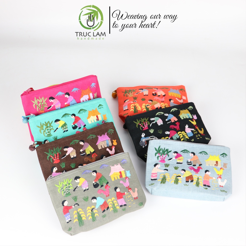 Ví Cầm Tay Vải Linen Thêu Tay Sa Hạt Họa Tiết Gia Đình Trong Nông Trại - Trúc Lâm Handmade