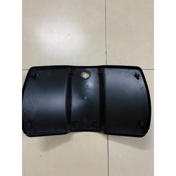 Hộp dụng cụ xe điện Vespa, Bộ ốp gáy sau xe điện Vespa