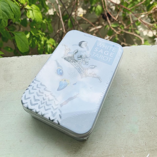 WHITE SAGE TAROT Bộ bài pocket size hộp thiếc - Mang hình ảnh cũng những loài thú siêu cấp đáng yêu