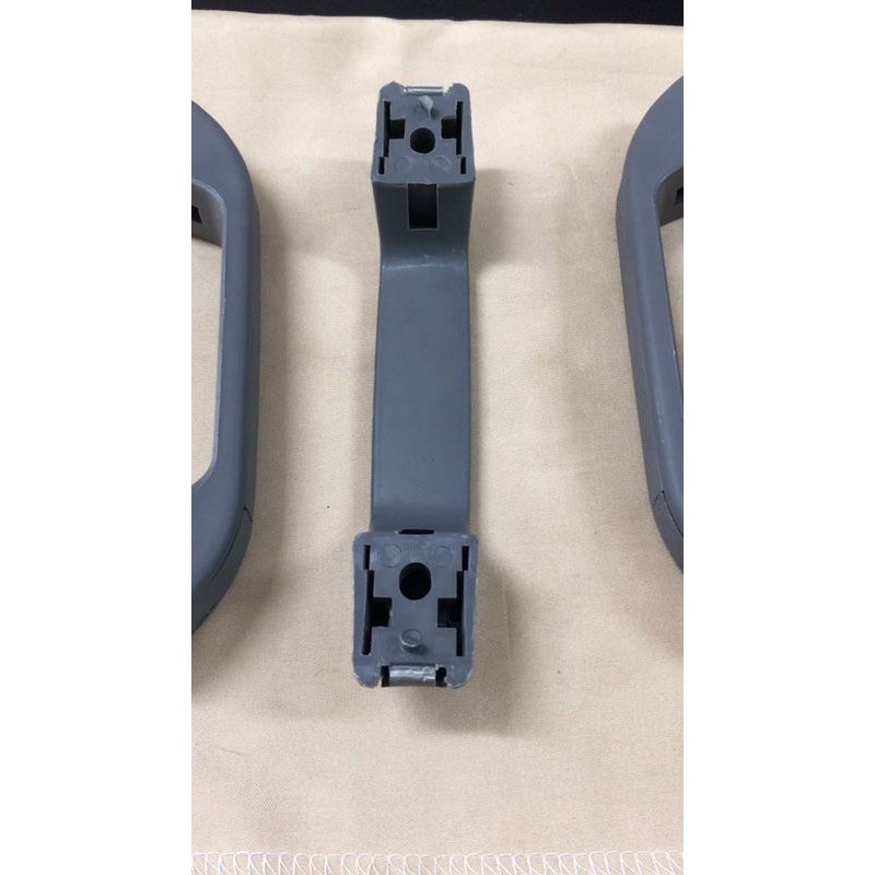 Tay mở cửa trước trong Suzuki Carry 5 tạ