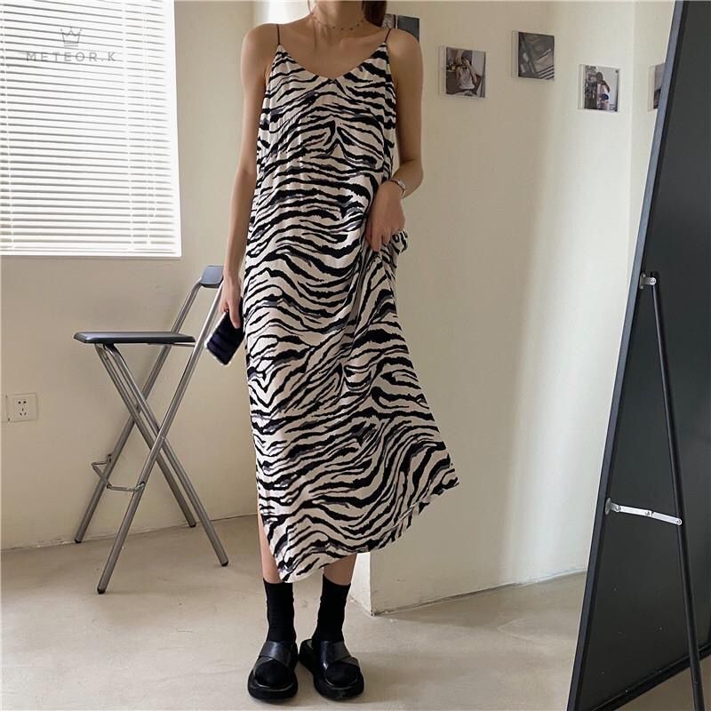 Đầm hai dây dáng dài cổ chữ V dáng rộng phong cách cổ điển | BigBuy360 - bigbuy360.vn