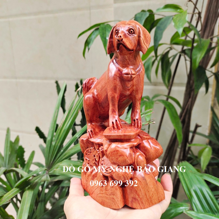 Tượng con chó gỗ hương cao 20 cm