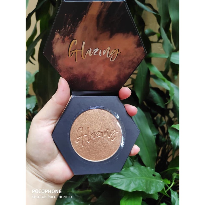 Phấn bắt sáng Catrice Glowy Face and Body Highlighter