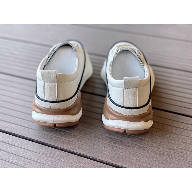 Giày thể thao đế nâu