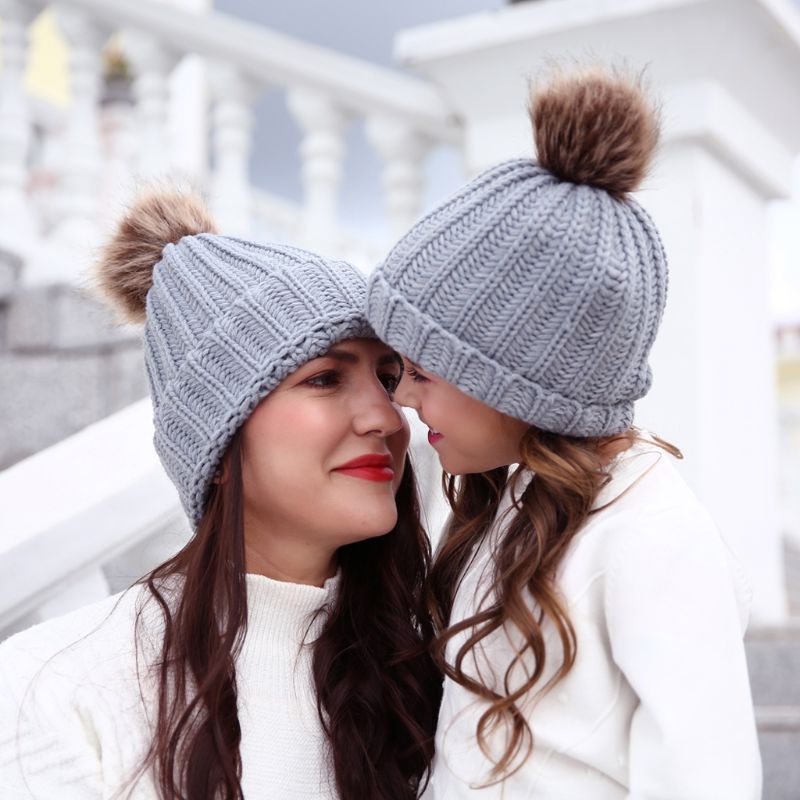 Mũ beanie Trùm Đầu Giữ Ấm Mùa Đông Phối Cục Bông Dễ Thương Dành Cho Mẹ Và Bé