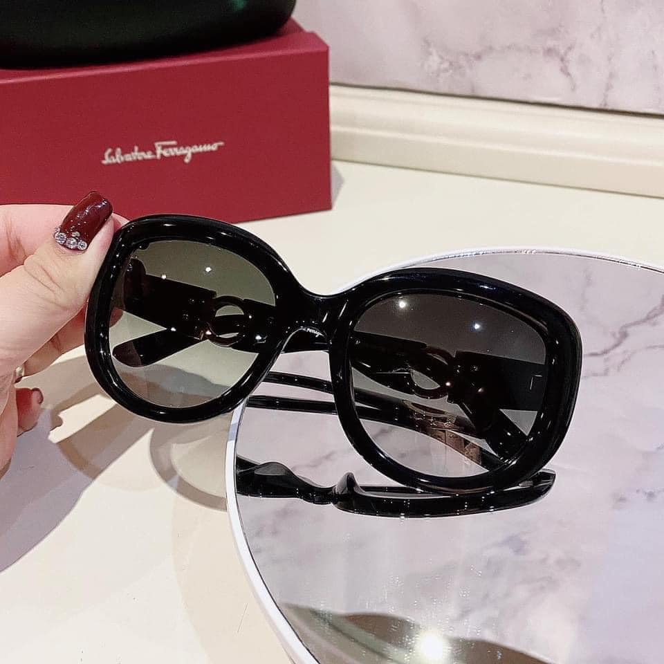 Kính mát nữ Salvatore Ferragamo mắt xám, gọng đen SF727S 001 Black