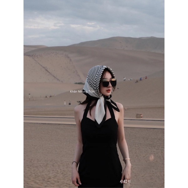 Khăn vuông quàng cổ