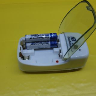 Đế sạc pin và 1 đôi pin AAA .