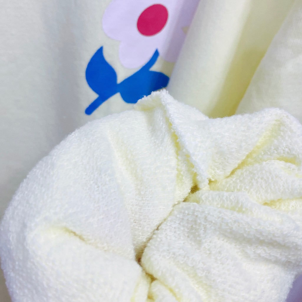 Áo sweater hoa màu vàng nhạt pastel form rộng