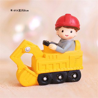 Trang trí bé trai lái máy xúc nhựa - Phụ kiện trang trí giáng sinh