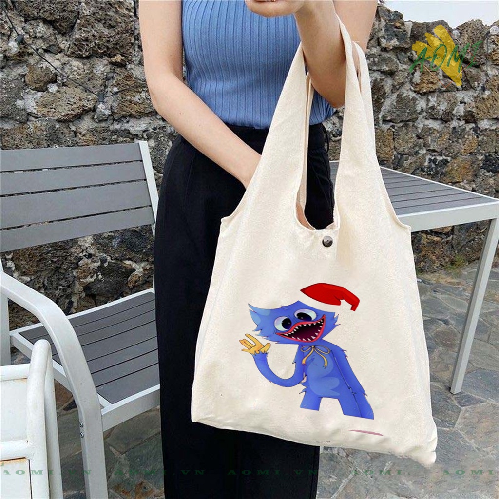 TOTE CANVAS  HUGGY WUGGY FORM TRÒN TÚI VẢI ĐEO VAI BAG NÚT BẤM SIZE LỚN AOMIVN DU LỊCH DẠO PHỐ CÁ TÍNH