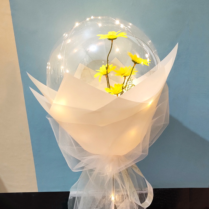 Bó hoa cúc giả trong suốt có đèn LED dùng làm quà tặng cho bạn gái