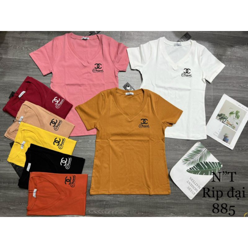 Áo thun nữ cổ tim tay ngắn basic in logo ngực phom ôm body nhiều màu sắc