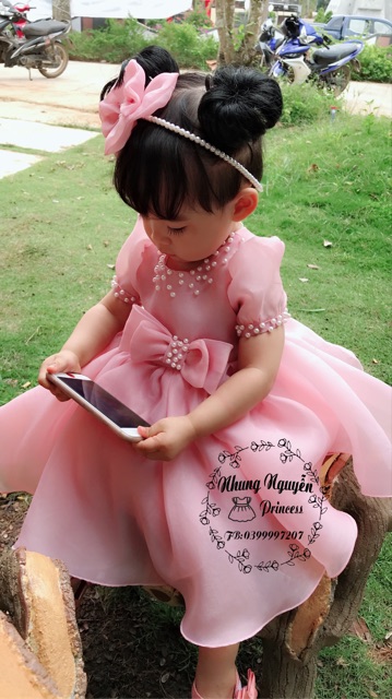 Váy công chúa màu hồng