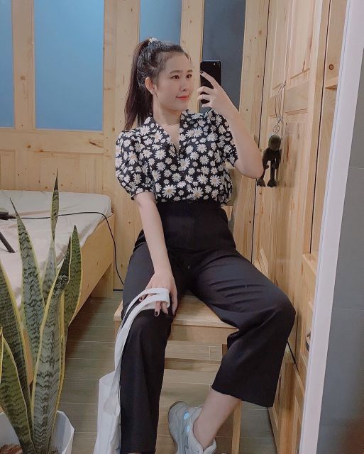 Set áo sơmi hoa cúc + quần suông đen