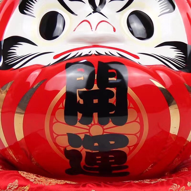 Daruma sứ Đựng tiền 20cm - kèm thảm đỏ