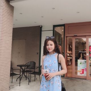 Váy cổ yếm