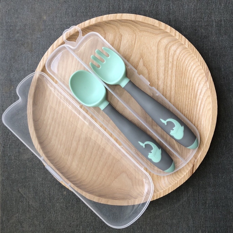 BỘ THÌA ĂN DẶM + DĨA SILICON UỐN CONG CHO BÉ [KÈM HỘP]