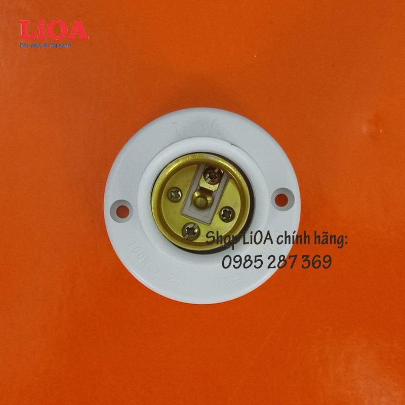 Đui thẳng xoáy E27 Thương Hiệu LIOA lắp với bóng đèn LED và compact công ty