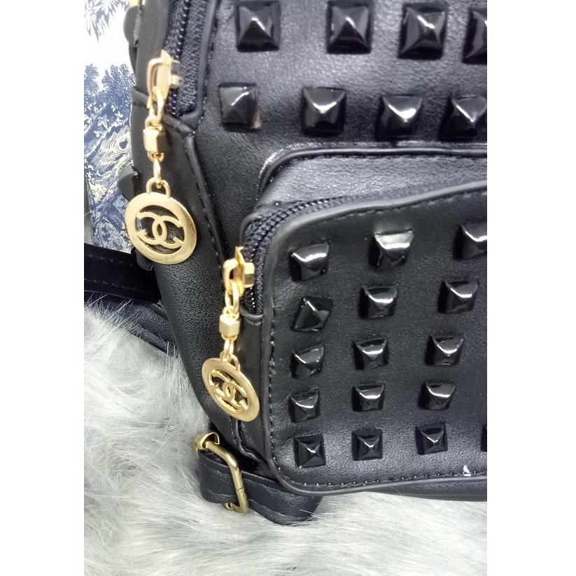 Ba lô mini chất da bóng màu đen, đính đinh tán vuông đen