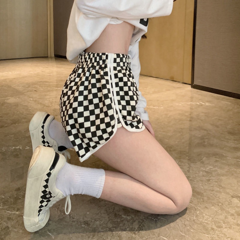 Quần short COZOKC lưng thun họa tiết caro đơn giản
