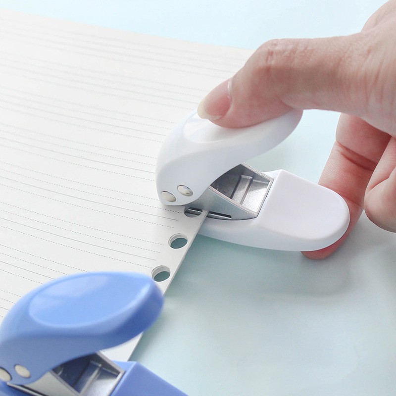 Bấm Lỗ Giấy Sổ Còng Deli Cầm Tay Tiện Lợi