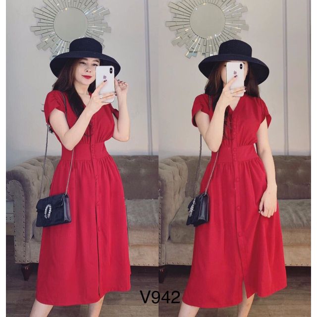 Váy đỏ cúc bọc
