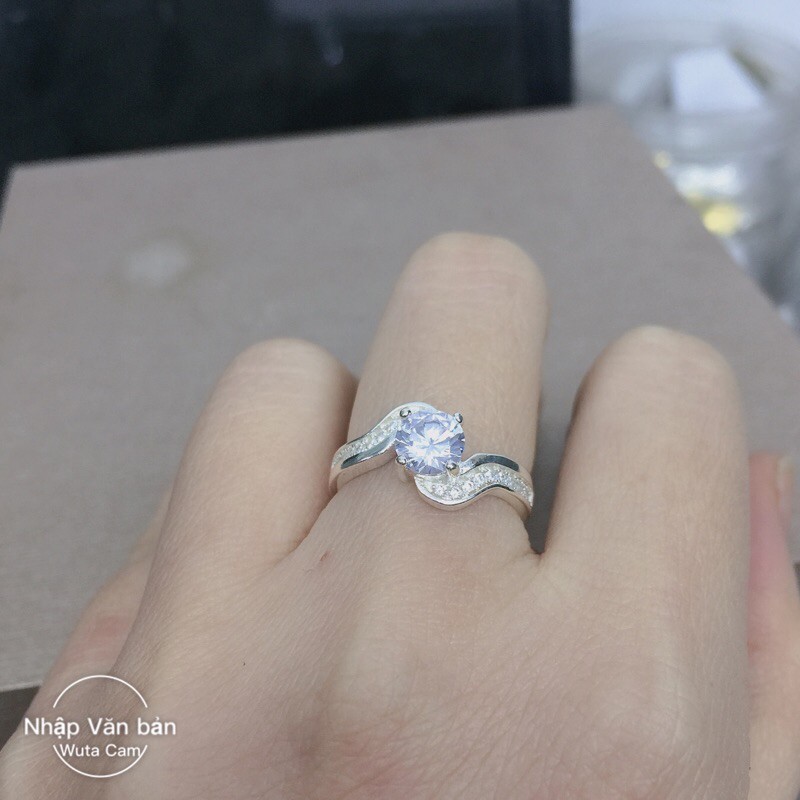 Nhẫn đai lượn sóng đối xứng đá cao bạc chuẩn