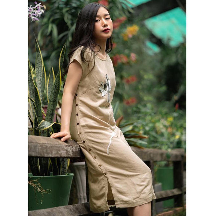 Đầm suông Linen bột Premium thêu hoa phối khuy sườn hàng thiết kế - Be vàng