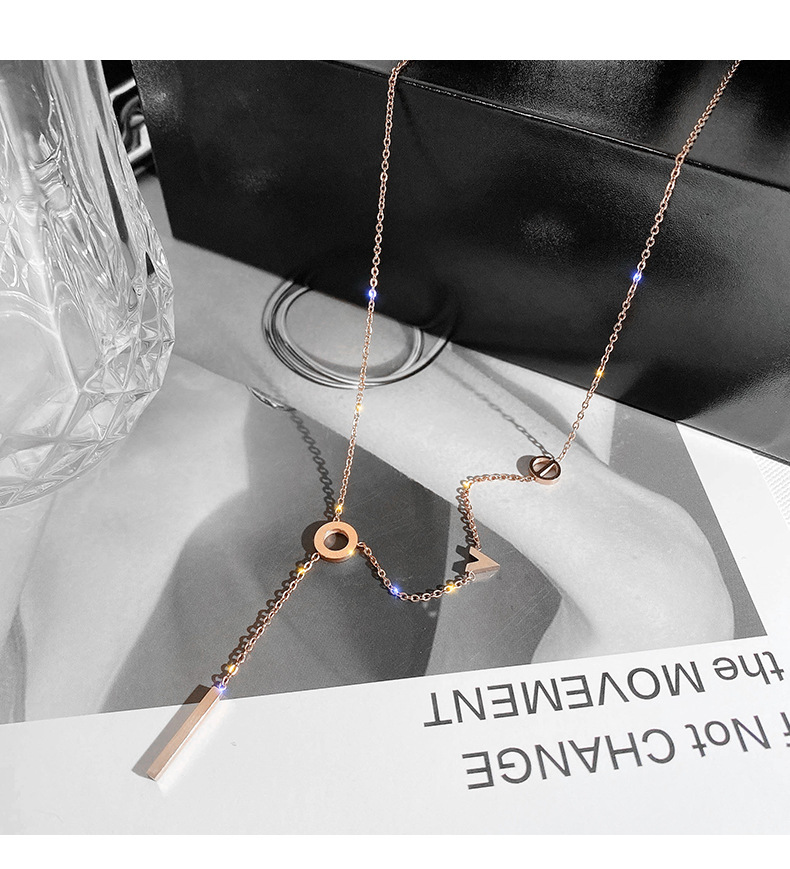 Vòng cổ thép titan mạ màu vàng hồng 18k mặt hình chữ love phong cách Hàn Quốc