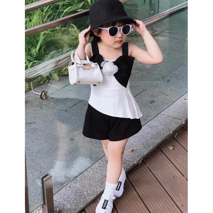 Bộ phối màu trắng đen hoa trà bé gái