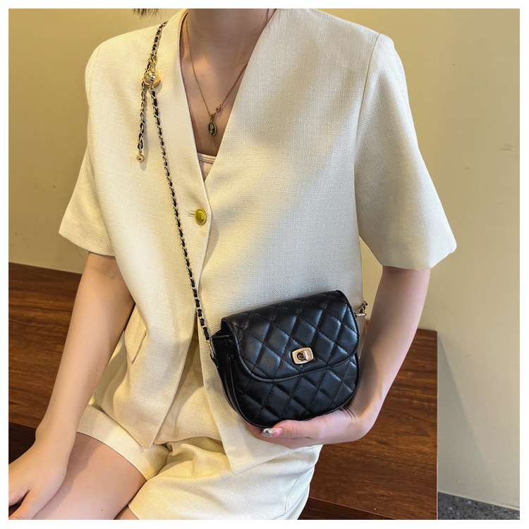 Túi đeo chéo vai JASMIN NOIR 22BL08100 lót bông kẻ sọc phối dây xích thời trang