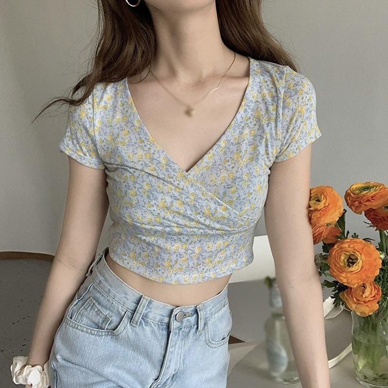Áo thun croptop tay ngắn cổ chữ V in họa tiết hoa nhí xinh xắn phong cách Hàn Quốc
