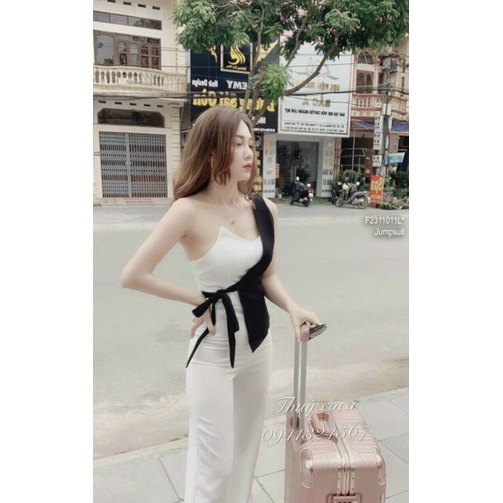 Jumpsuit umi trắng dài ống suông pha đen thắt nơ bên eo một vai 2311