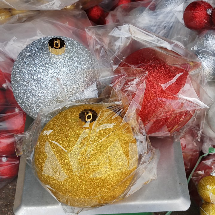 Trái châu quả cầu kim tuyến màu trang trí noel, trang trí tiệc và trang trí lễ hội, đường kính 16cm. NOELC16