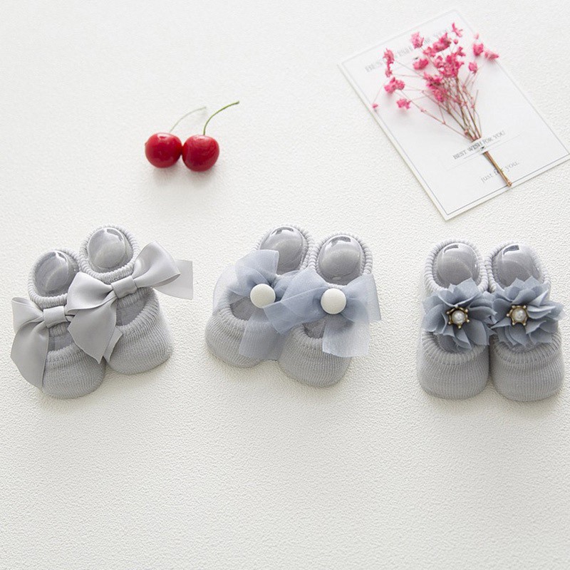 Set 3 đôi tất cotton chống trượt phối ren hoa xinh xắn cho bé gái từ 0-12 tháng tuổi