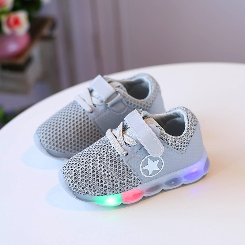 Giày sneaker thoáng khí gắn đèn led dành cho các bé